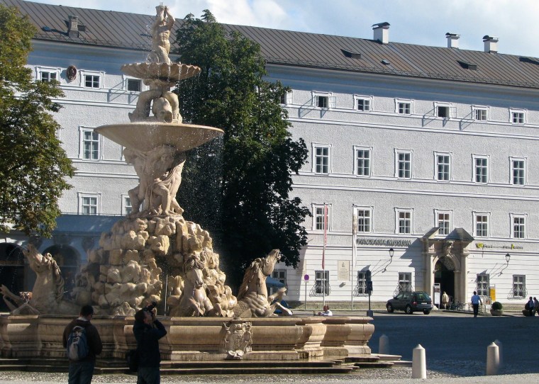 Salzburg_Residenzplatz.jpg
