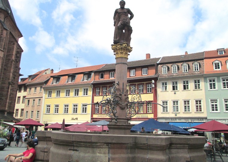 Hercules_fountain_in_Heidelberg.JPG