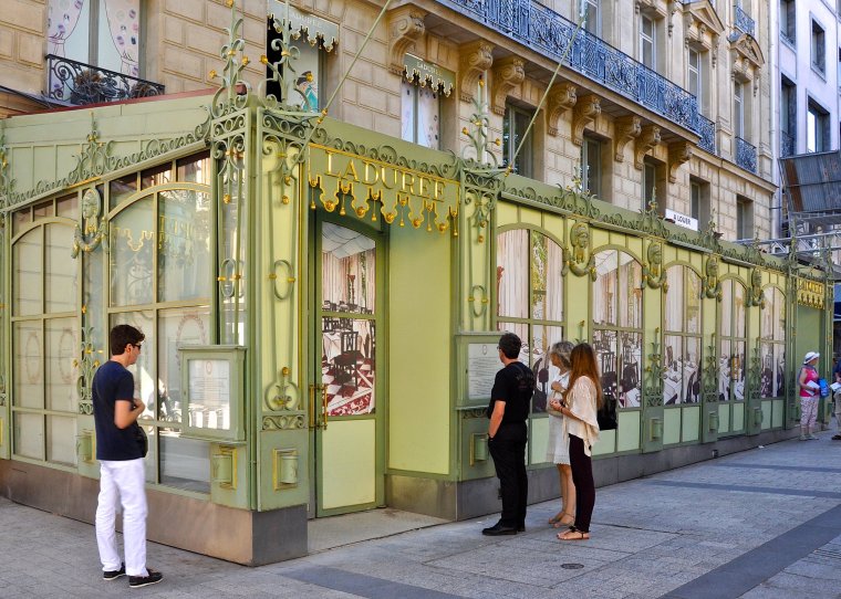 Ladurée,_Champs-Élysées,_Paris_8e_002.jpg