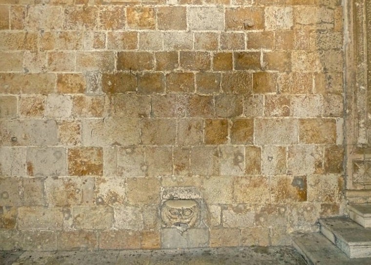 Maskeron_Stradun_Dubrovnik_Croatia